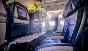 Delta passa higienizar voos e aeroportos com aspersores eletrostáticos; saiba mais