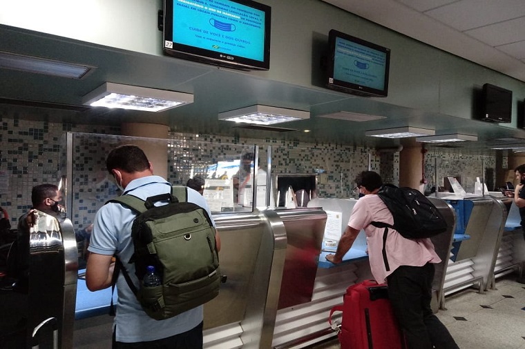 OMT desenvolve ferramenta para agilizar identificação de viajantes 1 Agilizar procedimentos e aumentar a segurança do processo de identificação de visitantes, de forma a favorecer a retomada do turismo global. Este é o objetivo de uma parceria firmada entre a Organização Mundial do Turismo (OMT) e a consultoria Wanderlust World para o desenvolvimento de um aplicativo por meio do qual viajantes vão poder apresentar cópias digitais dos principais documentos necessários ao ingressar em destinos de todo o planeta. A ferramenta World Tourist Identification (WTID) também busca coibir fraudes e se soma a ações pela recuperação do setor em meio à pandemia de Covid-19. “O reinício do turismo deve ser gerenciado com cautela e responsabilidade, priorizando a saúde pública e fazendo pleno uso da inovação. O aplicativo promete facilitar viagens nas fronteiras internacionais e promover confiança no turismo”, sustenta Zurab Pololikashvili, secretário-geral da entidade. No fim de maio, a OMT divulgou um conjunto de diretrizes para ajudar o segmento a retomar atividades de maneira segura e sustentável. O documento, elaborado em conjunto com o Comitê Global de Crise no Turismo - do qual o Brasil faz parte -, indica a adoção de protocolos de segurança na área. As medidas incluem aferição de temperatura, uso de máscaras, distanciamento físico e limpeza periódica de ambientes e superfícies, entre outras iniciativas. Ações do tipo já são encampadas pelo Ministério do Turismo no Brasil. O órgão disponibiliza, por exemplo, o selo Turismo Responsável - Limpo e Seguro a empreendimentos que cumprem requisitos de higiene e limpeza. A certificação, elaborada em parceria com o trade e validada pela Agência Nacional de Vigilância Sanitária (Anvisa), integra o Plano de Retomada do Turismo Brasileiro, coordenado pelo MTur e que visa preparar o setor para um retorno gradual.