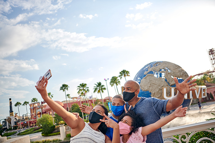 Universal reúne mais de 700 agentes em primeiro treinamento de 2021 1 Safety Stills Safety Video Universal Studios Citywalk 052120 Family in Face Coverings