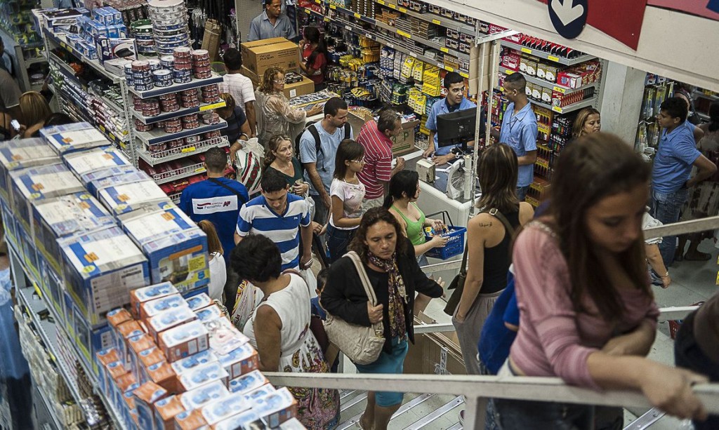 Previsão de queda do PIB em 2020 chega a 6,48%, diz BC 1 compras_no_comercio