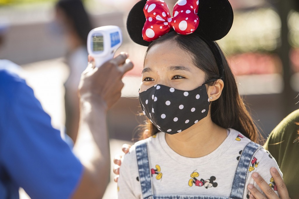 Disney específica tipos de máscaras que podem ser usadas nos parque 1 All guests will be required to undergo temperature screenings prior to entering a theme park at Walt Disney World Resort in Lake Buena Vista, Fla. Anyone displaying a temperature of 100.4 degrees Fahrenheit or higher will be directed to an additional location for rescreening and assistance; those who again measure 100.4 degrees Fahrenheit or higher will not be allowed entry, nor will those in their party. (David Roark, photographer)