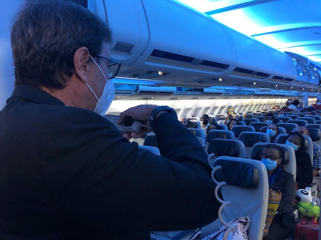 Embratur auxilia operação que repatriou 134 brasileiros da África 1 Gilson dando boas vindas repatriação