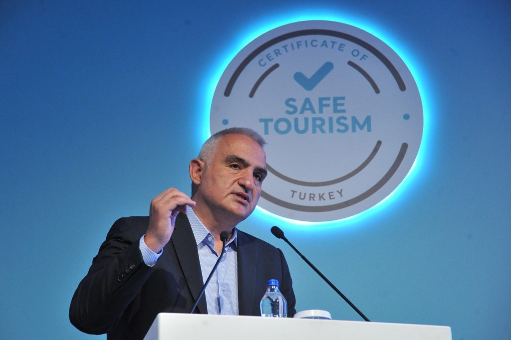 Ministro do Turismo e Cultura Mehmet Nuri Ersoy durante o anúncio das medidas da certificação