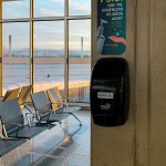Álcool em gel em todas as partes do aeroporto Álcool em gel em todas as partes do aeroporto