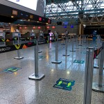 Filas para o check-in com marcação para promover o distanciamento Filas para o check-in com marcação para promover o distanciamento