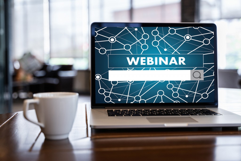 MTur abre inscrições para capacitação de guias do Sul em atrativos culturais 1 WEBINAR hand on table use E-business Browsing Connection in computer, coffee, Split tone