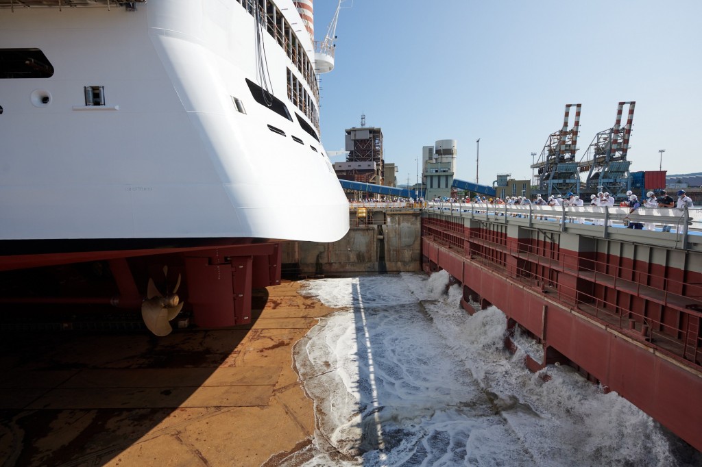 MSC Seashore passa por teste de flutuação na Itália A água entra na doca seca para que o MSC Seashore flutue pela primeira vez