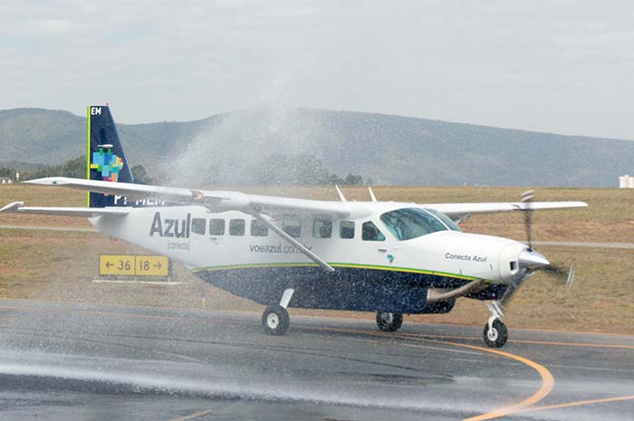 Batimo da aeronave da Azul Conecta