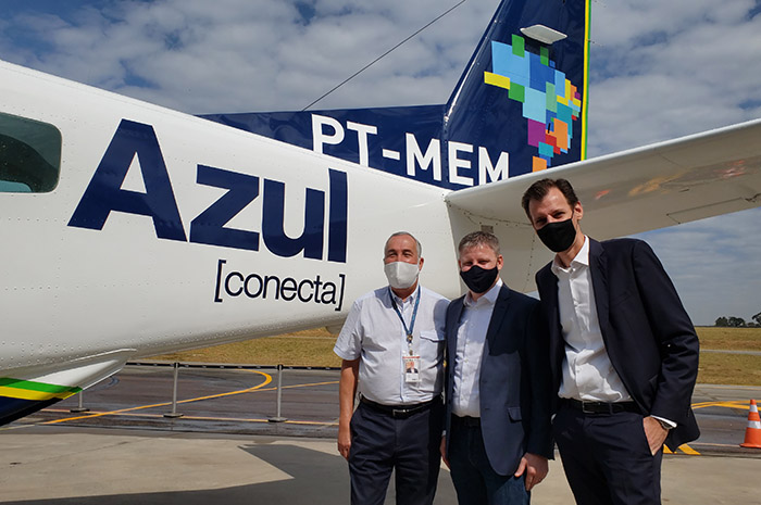 John Rodgerson, presidente da Azul, ao lado de Flávio Costa, vice-presidente Técnico Operacional, e Ronei Glanzmann, secretário nacional de aviação civil, junto a nova aeronave da Azul Conecta (Foto: Gabriel Toledano)