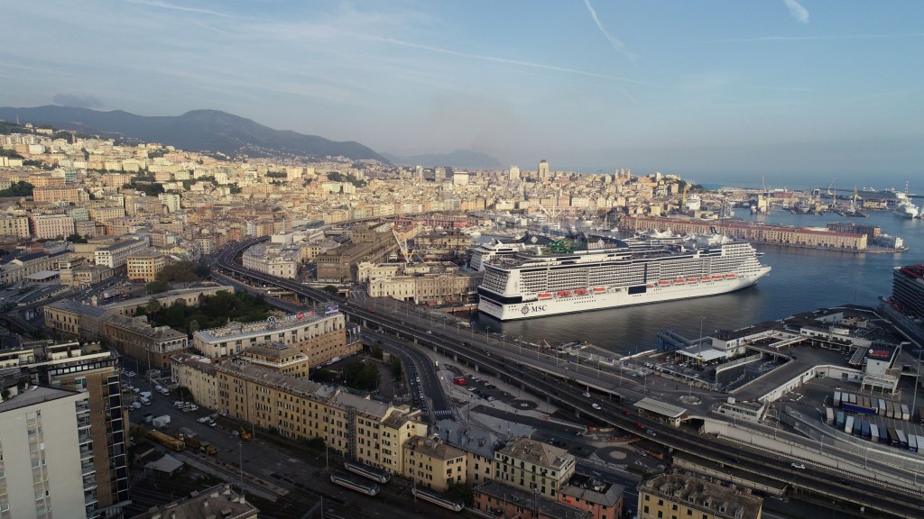 MSC Grandiosa pronto para partir de Gênova