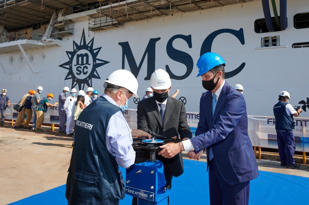 Representantes da MSC Cruzeiros e do Fincantieri  abrem juntos as válvulas para o teste de flutuação do MSC Seashore