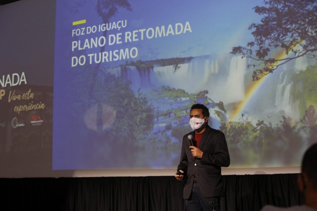 Gilmas Piolla, secretario de turismo de foz, apresenta o plano de retomada do turismo