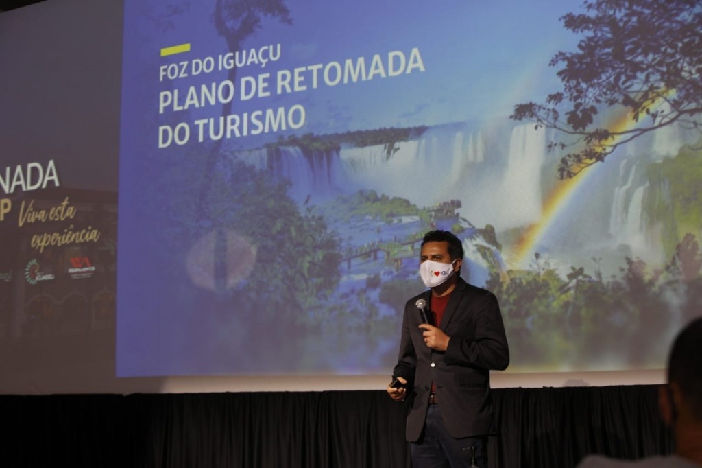 Jornada GJP reúne master franqueados e parte do time CVC em Foz 2 Gilmas Piolla, secretario de turismo de foz, apresenta o plano de retomada do turismo
