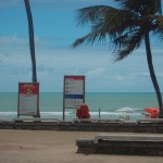 Em Boa Viagem a cada 100 m placas informam cuidados na praia com tubarões