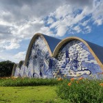 Frequência para no entrono da igreja para fotos é constante