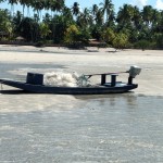 Jangada à beira da praia com a