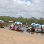 Jangadas fazem passeios pelo rio Maracaípe