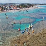 Jangadas levam os turistas para conhecer as piscinas naturais