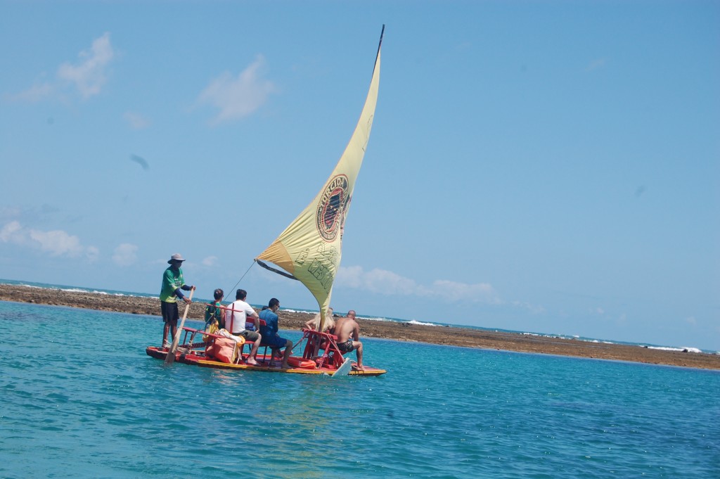 Jangadas navegando são um cartão-postal de Porto de Galinhas