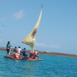 Jangadas navegando são um cartão-postal de Porto de Galinhas