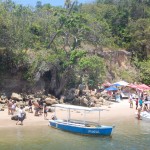 Lanchas e catamarâns ancoram na parte de falésias da ´praia