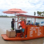 No Pontal do Maracaípe jangadas oferecem bebidas e salgados