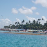 Orla concorrida de Porto de Galinhas no ponto de saída das jangadas