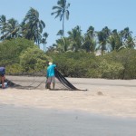 Pesca de arrastão no rio Maracaípe