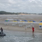 Turistas e visitantes passeiam pelo banco de areia onde pode consumir bebidas