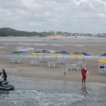 Turistas e visitantes passeiam pelo banco de areia onde pode consumir bebidas