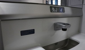Delta instala iluminação antimicrobiana nos banheiros dos aviões