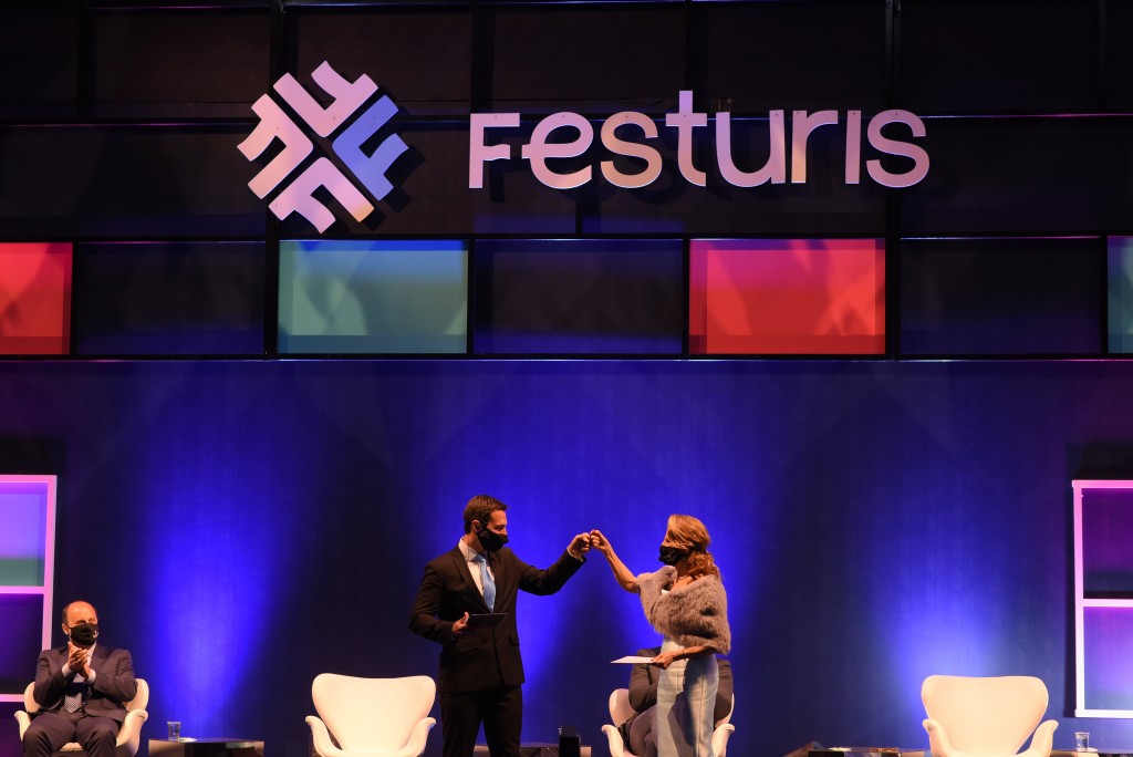 Em abertura, Festuris 2020 destaca resiliência e coragem Eduardo Zorzanello e Marta Rossi na cerimônia de abertura do Festuris 2020 (Foto Jei Heydt)