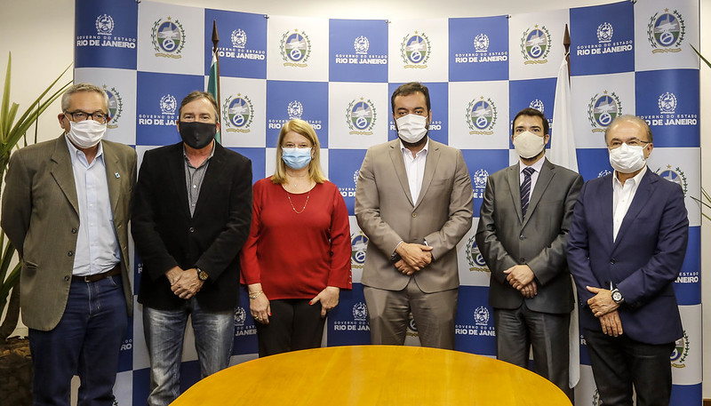 Governador do Rio com secretários, prefeitos e diretor de relações institucionais da Azul, Marcelo Bento