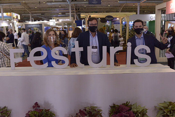Confira fotos da 32ª edição do Festuris 1 Marta Rossi e Eduardo Zorzanello, do Festuris, com Gilson Machado, presidente da Embratur