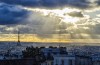 Com recorde de casos, França volta a proibir aglomerações e lança novas medidas