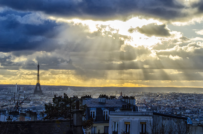 União Europeia vai debater retomada das restrições de viagens aos EUA 1 A breathtaking shot of a sunrise over the beautiful city of Paris