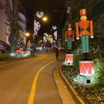 Rua Emílio Sorgetz, conhecida como Rua Torta, e Gramado, decorada com soldadinhos de chumbo