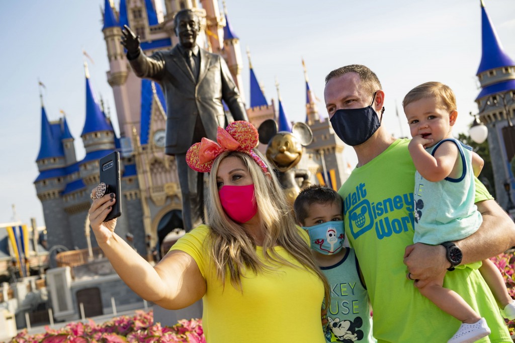 Disney Destinations realiza novo treinamento para agentes nesta quarta (11) 1 Guests stop to take a selfie at Magic Kingdom Park, July 11, 2020, at Walt Disney World Resort in Lake Buena Vista, Fla., on the first day of the theme park’s phased reopening. (Matt Stroshane, Photographer)