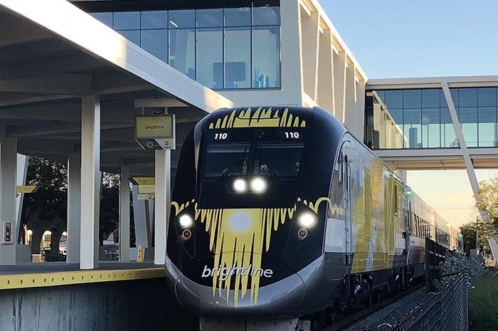 Trem da Brightline na estaçao Fort Lauderdale