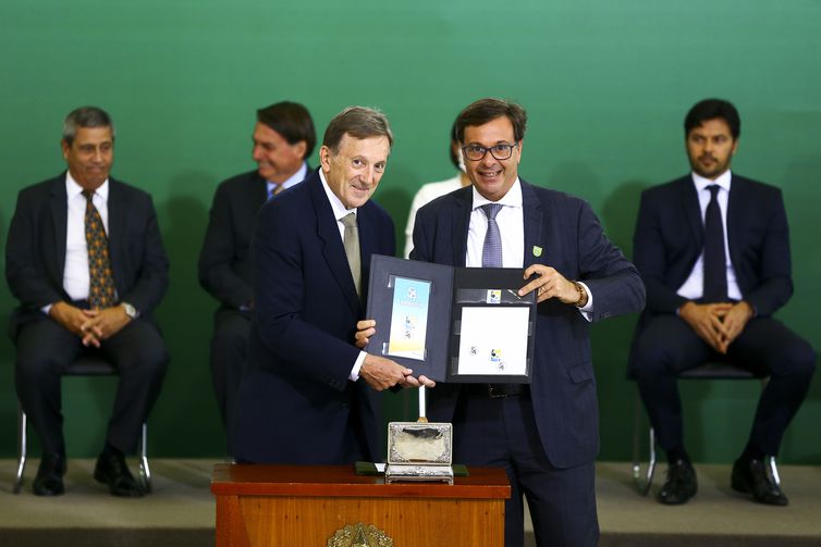 Embratur completa 54 anos e ganha selo comemorativo 2 O presidente dos Correios, Floriano Peixoto, e o presidente da Embratur, Gilson Machado, durante solenidade alusiva aos 54 anos da Embratur e do lançamento do selo comemorativo Embratur 54 anos, no Palácio do Planalto.