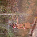 Com a casca da Imbiriba pataxó confecciona a saia Com a casca da Imbiriba pataxó confecciona a saia
