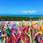 Fitas votivas na sacada do mirante de Arraial