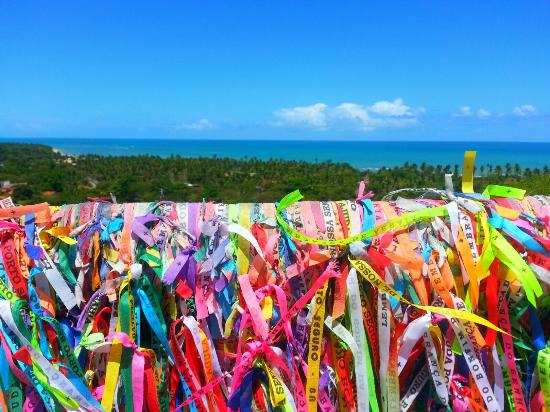 Trancoso e Arraial entre os destinos Turísticos mais procurados do Brasil 1 Fitas votivas na sacada do mirante de Arraial