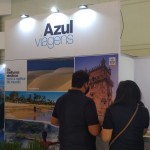 Movimentação no estande da Azul Viagens