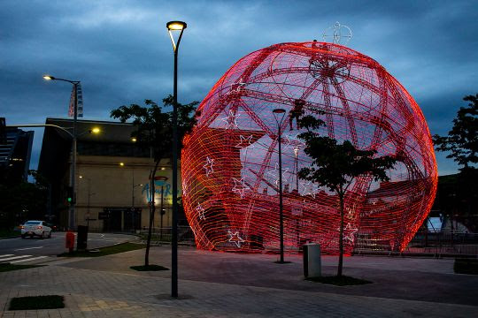Praça Mauá (RJ) ganha projeto natalino com árvore e bola de Natal gigantes