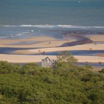 À direita da casinha de pescador Praia dos Coqueiros, à esquerda, Nativos