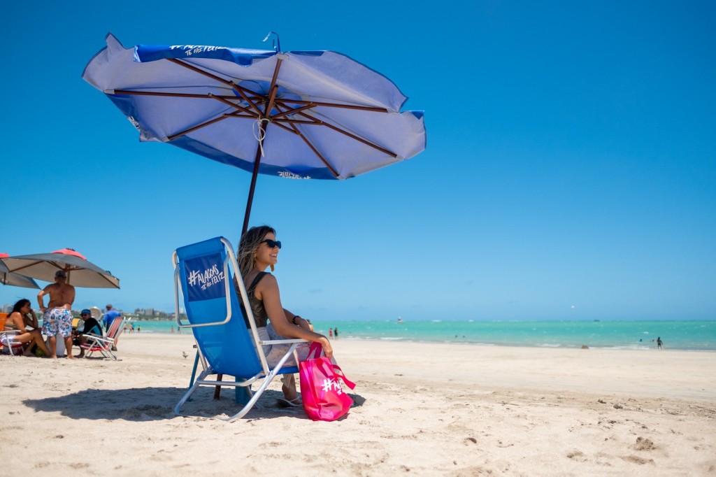 Setur Alagoas promove campanha "Verão Arretado" na orla de Maceió 1 Kits padronizados estão sendo distribuídos pela Secretaria de Turismo