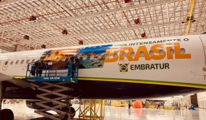 Azul e Embratur promovem turismo doméstico com aeronaves adesivadas