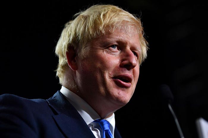 Reino Unido reabre hotéis, cinemas e teatros e libera público em bares e restaurantes 1 Primeiro ministro, Boris Johnson, deve anunciar a medida nesta quinta ( Foto: Reuters/Dylan Martinez)