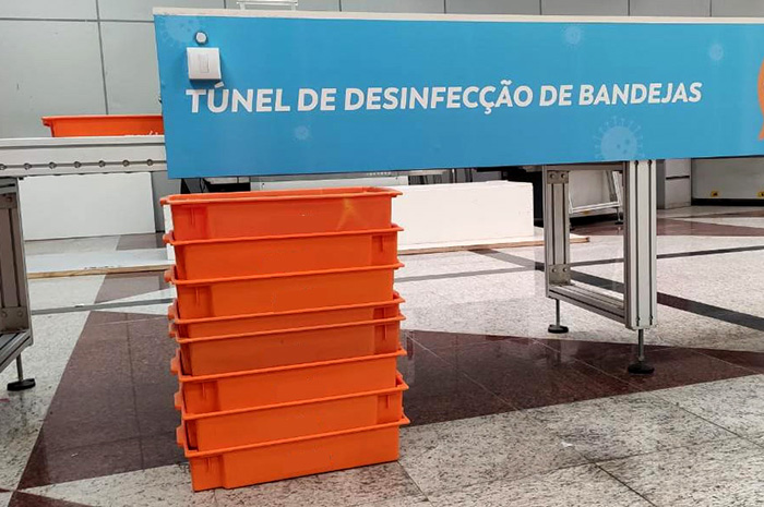 Túnel de desinfecção de bandejas do Aeroporto de Salvador.